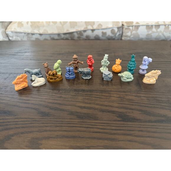 Vintage Wade Whimsies Glass Figurines – Lot of 17 - England - Picture 7 of 8